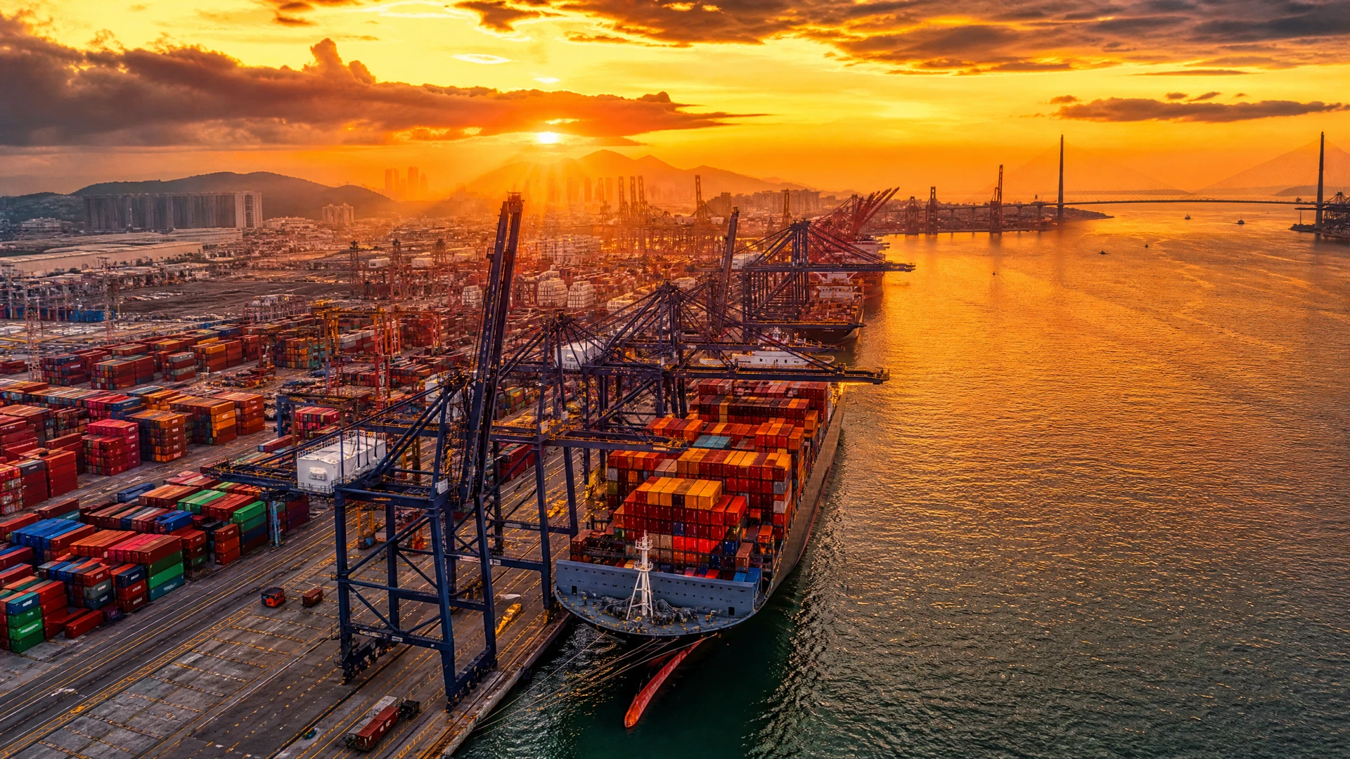 Porto de contêineres — operação de comércio exterior